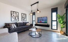 O&O Group - Luxury Apt/3 Br/New Tower/Parking